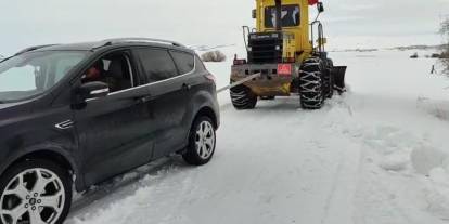 Sivas’ta kar ve tipi sürücüleri yolda bıraktı