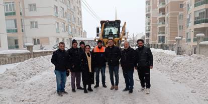 Sivas’ta Muhtar Duman’dan Gece Gündüz Kar Mesaisi