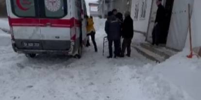 Sivas’ta kar engeli aşıldı, hasta ambulansla hastaneye ulaştırıldı
