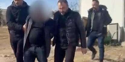 Yakalanmamak için kadın kıyafetleri giymiş