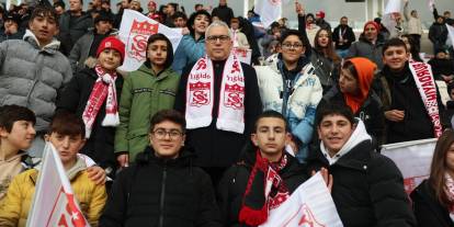 Vali Şimşek’ten Tribünleri Isıtan Jest