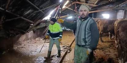 Sivas’ta kar yükü ahırı çökertti, hayvanlar komşuların yardımıyla kurtarıldı
