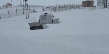 Sivas’ta kar altında kalan çiftlikte hayat durdu