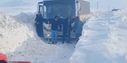 Sivas'ta kara saplanan midibüsü traktörle kurtardılar