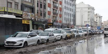 Atatürk Caddesi’ndeki asfalt yama çalışması trafiği aksattı