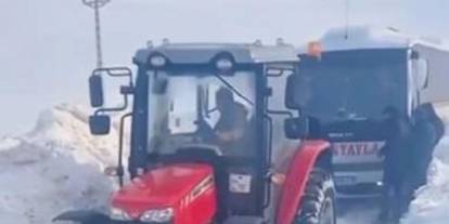 Yol kapandı, yardım muhtardan geldi