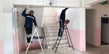 Sivas'ta köy okulunu öğretmen ile veliler onardı