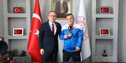 Sivaslı Halterci Mustafa Gül Türkiye Şampiyonu Oldu