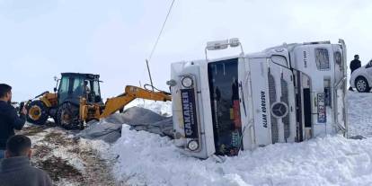 Gizli buzlanmadan dolayı tır devrildi