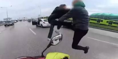 Trafikte sinirler gerildi, uçan tekmeler havada uçuştu