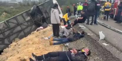 Yolcu otobüsü şarampole yuvarlandı! Çok sayıda ölü ve yaralı var