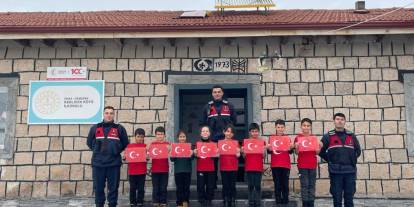 Sivas’ta jandarma öğrencilerle bayrak sevgisini paylaştı