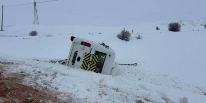 Sivas'ta öğrenci servisi devrildi: 14 yaralı