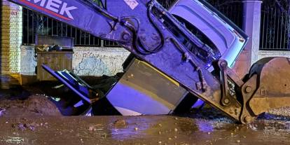 Sivas’ta ilginç kaza, otomobil çukura düştü: 2 yaralı