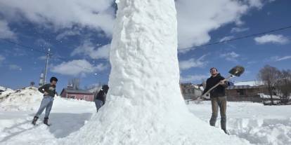 Sivas'ta 8 metrelik dev kardan adam ilgi odağı oldu