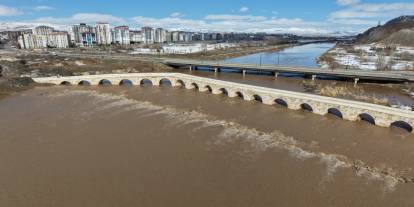 Sivas’ta Kızılırmak coştu, rengiyle dikkat çekti