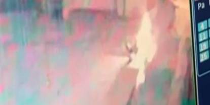 Bakımevinde üzerine kolonya döküp ateşe verdi