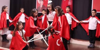 Sivas’ta Öğrenciler Bayrak Sevgilerini Sergiledi