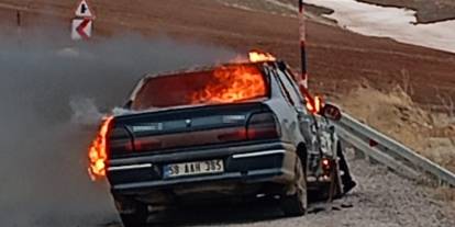 Sivas'ta Araba Bir Anda Cayır Cayır Yandı