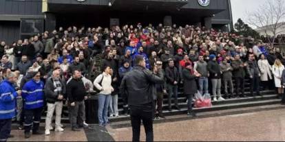 İşçiler ödenmeyen ücretleri nedeniyle iş bıraktı