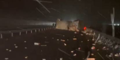 Sivas yolunda TIR kazası, yol kapandı