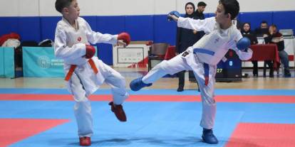 Sivas’ta genç karateciler madalya için yarıştı