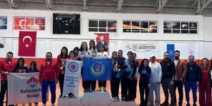 Sivas'ta yıldız kızlar sahada nefes kesti