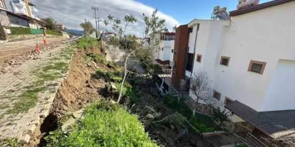 Sağanak nedeniyle sitenin istinat duvarı çöktü