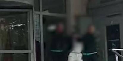 Eşini defalarca bıçaklayıp, sonra babasını aramış