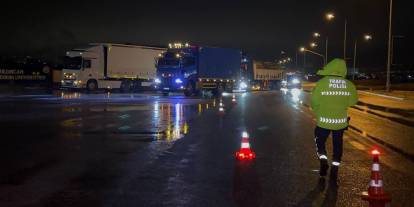 Sivas yolunda kar nedeniyle uzun kuyruklar oluştu