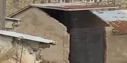 Sivas'ta şiddetli rüzgar çatıyı uçurdu