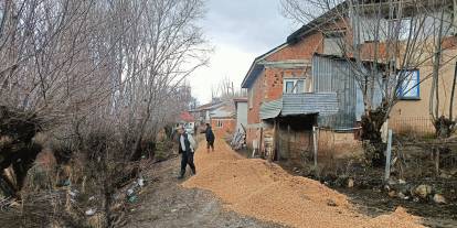 Sivas'ta köy yollarına kumlama ve onarım çalışması