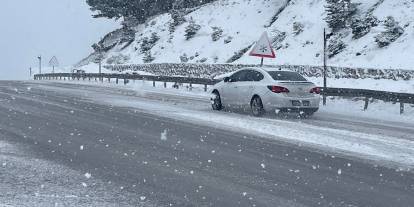 Sivas yolunda kar etkili oluyor