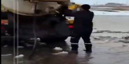 Sivas İl Özel İdaresi, yağış nedeniyle tıkanan yolu açtı