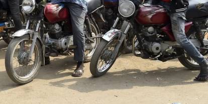 Motosikletlerle bastıkları köyde onlarca kişiyi katlettiler