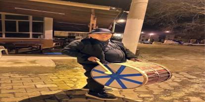 Davulcu bulamayan muhtar kendisi çalmaya başladı
