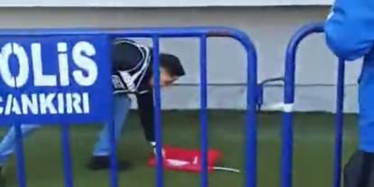 Tartışma Sırasında Düşen Bayrağa Polis Sahip Çıktı