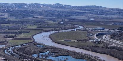 Sivas’ta kar suları bereket getirdi, dereler taştı