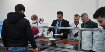 SCÜ Rektörü Şengönül öğrencilerle iftar yaptı