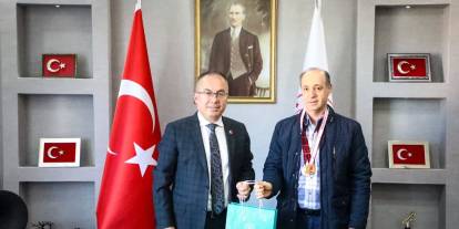 Sivaslı şampiyon sporcuya il müdüründen kutlama