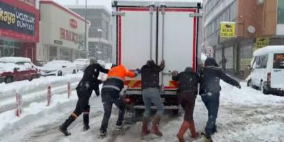 Sivas yolunda ulaşımda aksama yaşanıyor