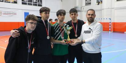 Sivas’ta genç tenisçiler kupa için yarıştı