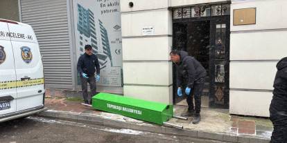 Eşini Ölü Bulundu, Adam Pencereden Atladı