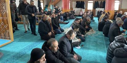 Uçurum Kenarındaki Cami Doldu Taştı