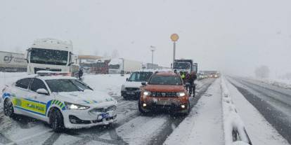 Sivas yolunda kar ve tipi ulaşımı aksattı