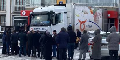 Soğuğa rağmen ucuz et mesaisi