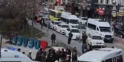 Minibüsten düşen yaşlı adam hayatını kaybetti