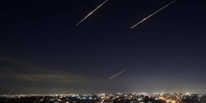 İran, ABD üslerine ve İsrail'e yeni saldırılar düzenledi