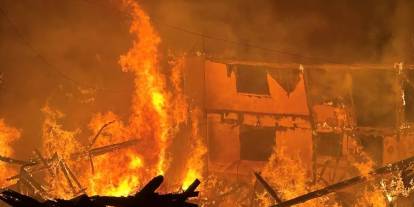 Ahşap ev ve odunluk yangında küle döndü