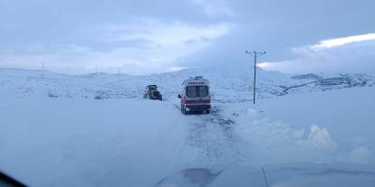 Kapanan köy yolunu açan ekipler hastaya ulaştı